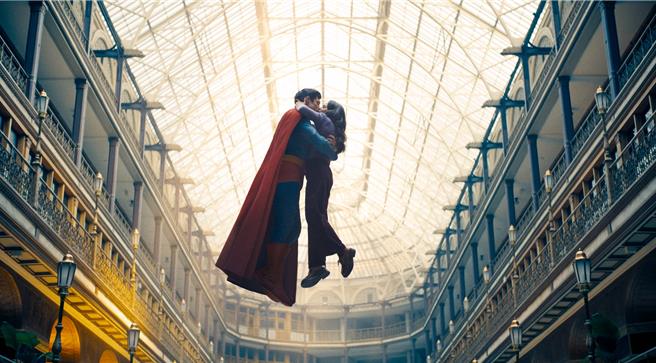 新版《超人》由名導詹姆斯岡恩編導，拍出不一樣的超人。（華納兄弟提供）