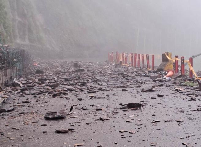 豪大雨影響，10日下午高雄桃源區寶山藤枝林道10k處有土石滑落。（高雄原民會提供／紀爰高雄傳真）