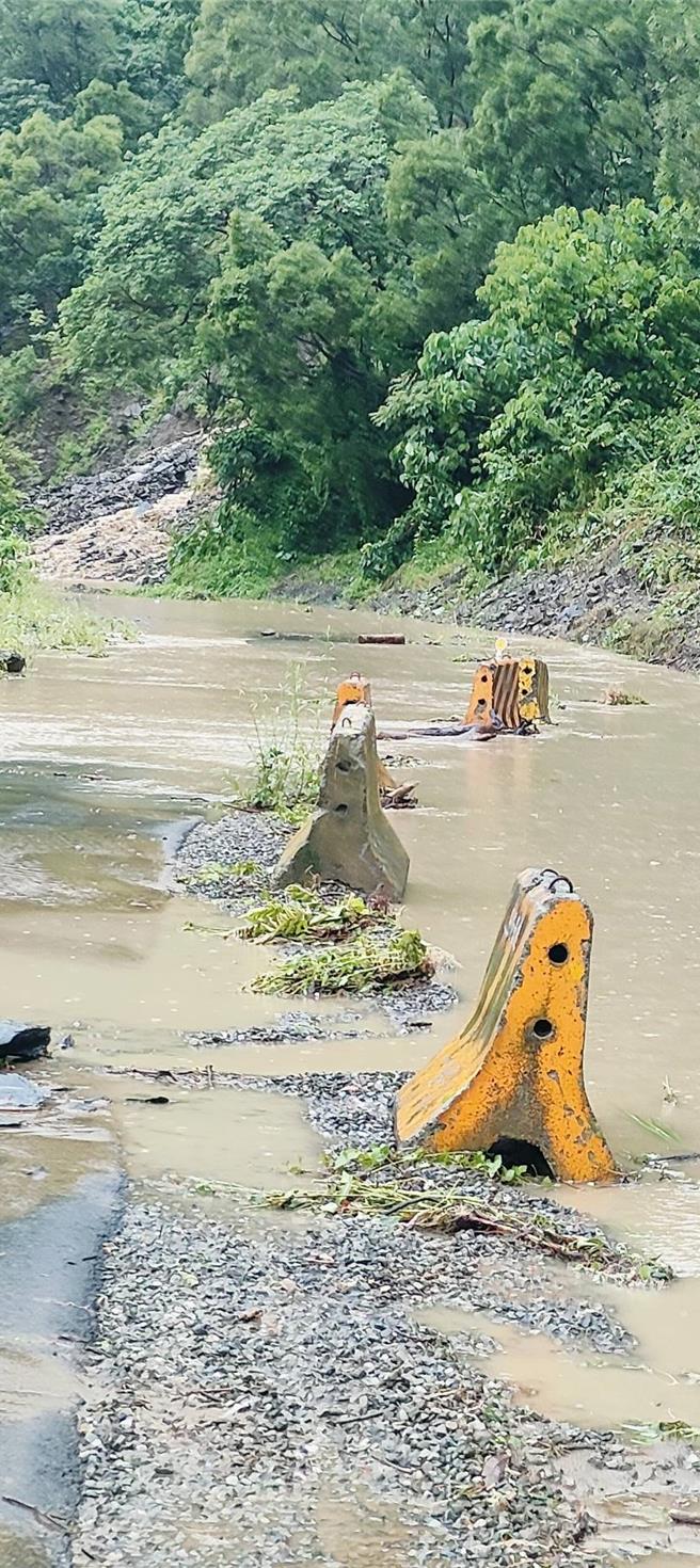 高雄茂林區情人谷一水田已淹水，邊坡土石也滑落。（高雄原民會提供／紀爰高雄傳真）