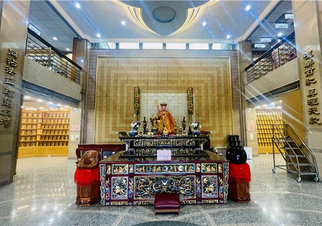 「新莊生命紀念館」大廳供奉地藏王普薩，兩側皆為牌位。（李育嫺攝）