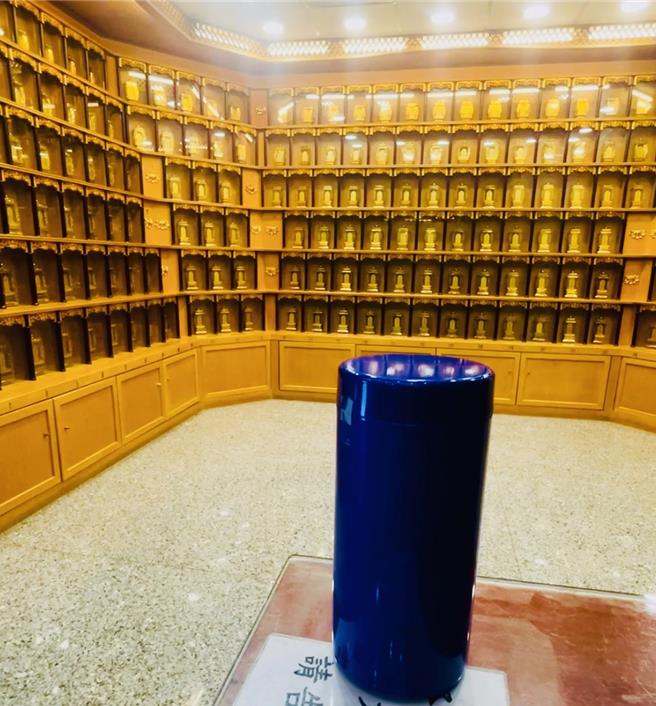 一櫃多罐骨罐尺寸為高26公分、直徑13.5公分內。（李育嫺攝）