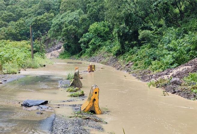 高雄茂林區情人谷一水田已淹水，邊坡土石也滑落。（高雄原民會提供／紀爰高雄傳真）