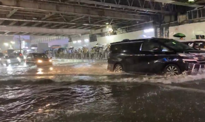 豪雨導致東京涉谷車道淹水。（畫面擷取自社群Ｘ／@PlatinaRahmen）