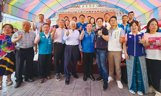 桃园大坑慈慧慈惠堂30周年前夕宣布筹建后殿，成立工程事业部，赖广田、赖森源率先捐建庙基金，号召各界共襄盛举。图／毅然文创提供