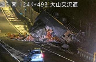 国道3号大山交流道 大货车闪避故障小客车翻覆边坡 驾驶受困获救