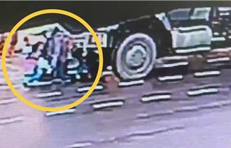 驚險瞬間！機車遭十軍團軍卡撞上 連人帶車捲入車底