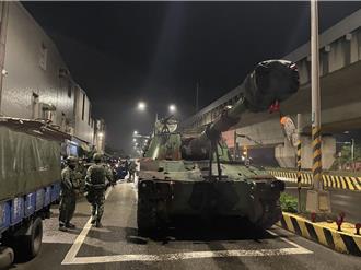 漢光演習自走砲深夜出事！桃園街頭撞爛4車 現場慘況曝 