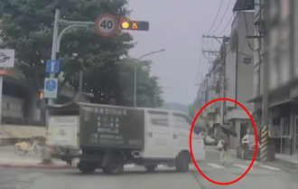 北投婦人斑馬線「走不到10步」 慘遭小貨車撞死！驚悚撞擊瞬間曝光