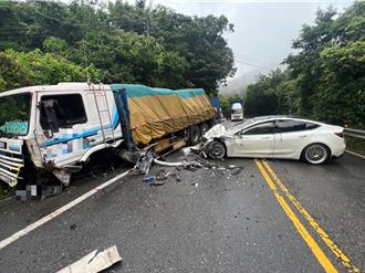 北宜公路兜风出事！特斯拉拦腰撞上大货车 21岁男手骨折送医