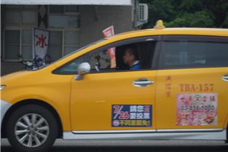 藍加強宣傳力道  花蓮計程車張貼反罷廣告盼深入大街小巷