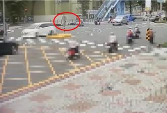 高雄警騎車穿越槽化線 與女騎士發生碰撞釀2人傷