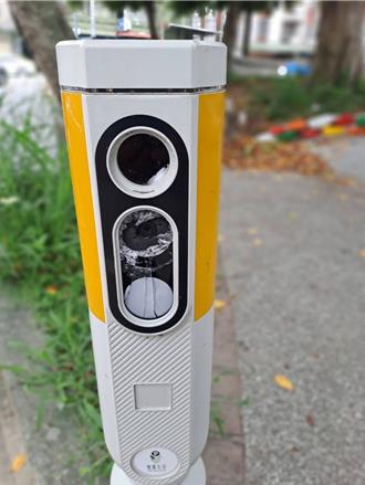被開交通違規單不爽？ 整排停車柱遭砸洩恨