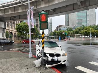新北46歲男子無駕照 開BMW自撞號誌桿