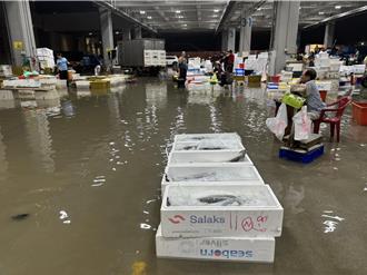 高雄豪雨遇上大潮 前鎮漁港早市淹水 攤商克難擺攤