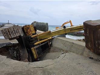 泥菩萨过江？  抢救搁浅平台船  怪手反陷花屿码头
