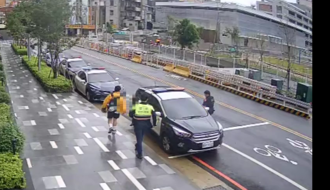 前往考場途中突爆胎著急求助 中壢警4分鐘及時救援