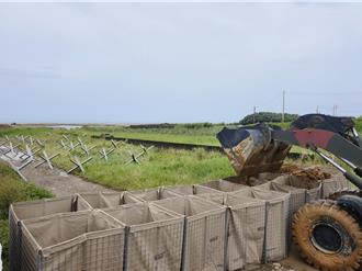 桃園蘆竹彩虹橋旁 53工兵群執行海灘阻絕預置