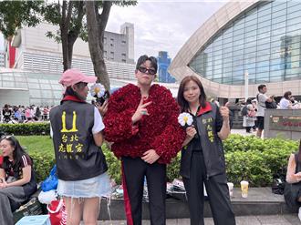 直擊》GD攻蛋首日場外超熱鬧！粉穿紅玫瑰外套、宮廟背心朝聖