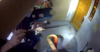 酒後亮刀！新莊逆子要錢不成持刀傷母　遭警壓制逮捕