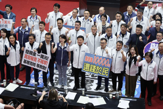 普發現金1萬三讀通過 最新網路投票萬人表態太驚人