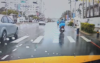 阿伯「站斑馬線」等紅燈 運將傻眼：有科技執法路口怎過