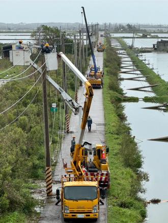 还有近五万户在停电！嘉南倒2,400支电杆台电倾力抢修