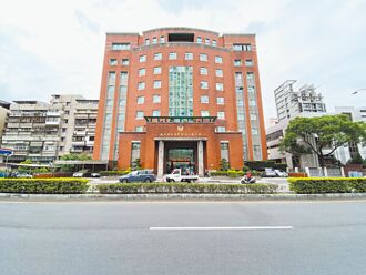 狠父K兒遭押 三重逆子掌摑老母