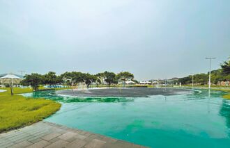 河濱公園戲水熱到爆 又無巡查員