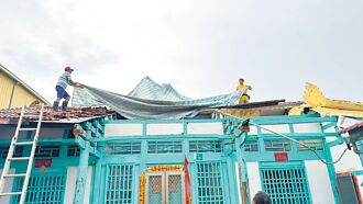 台南 7千戶屋頂開口笑 帆布遮雨應急
