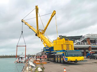 將軍漁港交通船半沉 500噸吊車救援