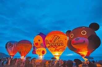 台東 熱氣球光雕 雨中登場遊客嗨翻