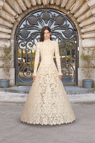 Balenciaga高订系列翻搅经典