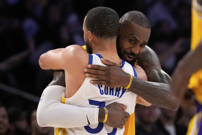 勇士湖人交易傳聞再起，讓許多球迷希望詹姆斯能夠聯手柯瑞。（圖／美聯社）