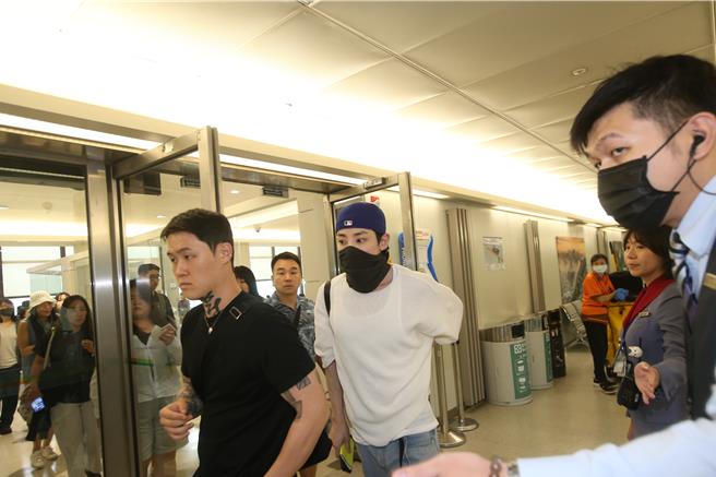 李洙赫一身休閒裝扮驚喜出現在桃園機場。（范揚光攝）