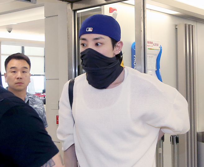 李洙赫出發前還不忘先在粉絲付費軟體Weverse上留言預告，看來對此行相當期待。（范揚光攝）