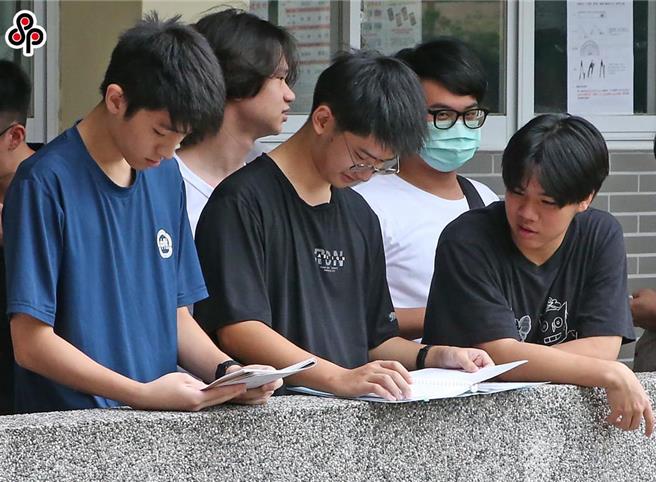 114學年度分科測驗於今（11）日舉行第一天考試，第二科考科為化學。（圖為建國中學考場情況／趙雙傑攝）