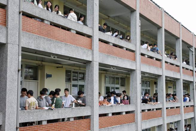 114學年度分科測驗登場，圖為考生們專心備戰，把握最後機會複習。（圖／趙雙傑攝）