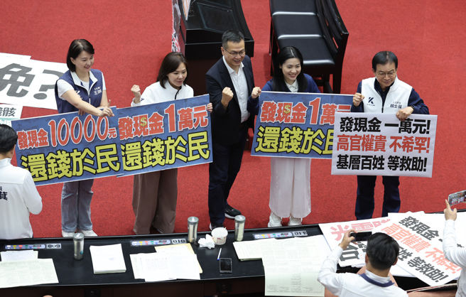 立法院11日院會三讀通過「因應國際情勢強化經濟社會及民生國安全韌性特別條例」，國民黨立委紛紛在議場內合影留念。（姚志平攝）