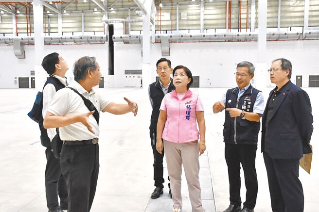 立法院经济委员会杨琼璎委员（右三）等人，10日赴台中国际会展中心考察。图／台中市政府提供