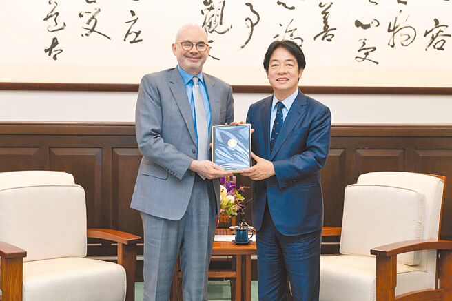 美国关税信函中赖清德的称谓备受关注。图为赖清德总统（右）接见美国在台协会处长谷立言。（总统府提供）