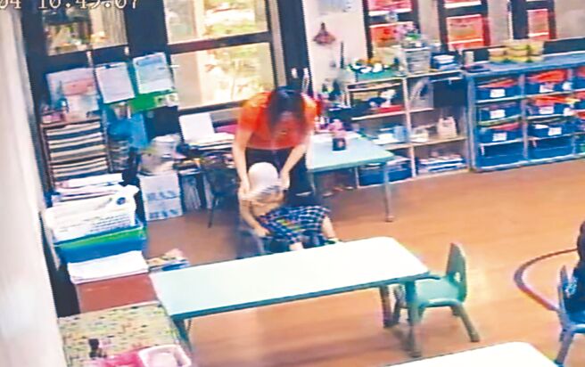 高雄市鼓山区1间幼儿园爆疑似凌虐案，蔡姓女职员将3岁幼儿衣服拉起盖住头部宛如「盖布袋」，过程全被监视器拍下。（高市议员李雅慧提供／纪爰高雄传真）