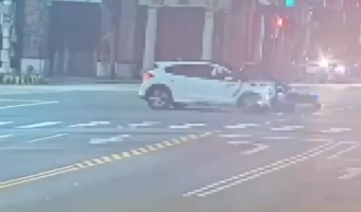 中山分局警凌晨趕赴現場 慘遭汽車猛撞「開刀搶救」！撞擊瞬間曝光