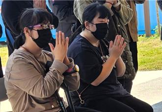 父母先後離世 台東腦麻姊妹入「共伴家園」生活