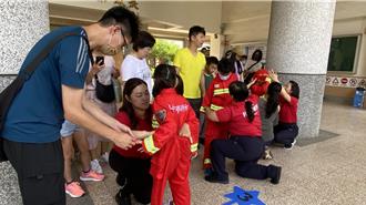 百位學童變身消防員 家長陪同學習防災知識