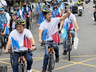 蔣萬安穿「我不同意」戰袍騎自行車催票  民眾吹口哨、拍手喊支持