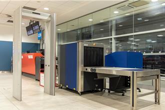 女地勤過安檢門發出聲響 不滿要求脫鞋檢查嗆這句慘了