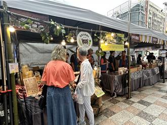 丹娜絲釀嚴重農產災損 台中青農市集湧人潮搶鮮蔬