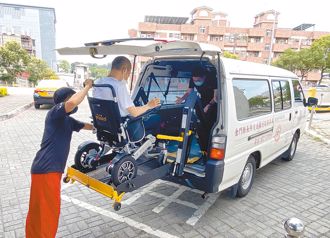 長照教材狂叫「司機大哥」？北市社會局遭批強化性別刻板印象