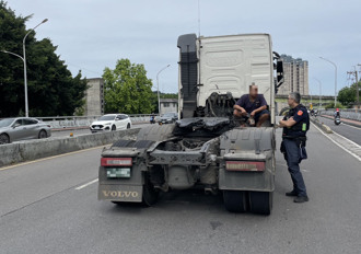 新店秀朗桥惊见「身首分离」！ 拖车、曳引车突松脱瘫痪交通