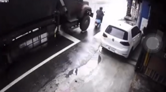 驚悚片曝光！十軍團軍卡「疑視線死角」撞倒騎士 瞬間現起伏